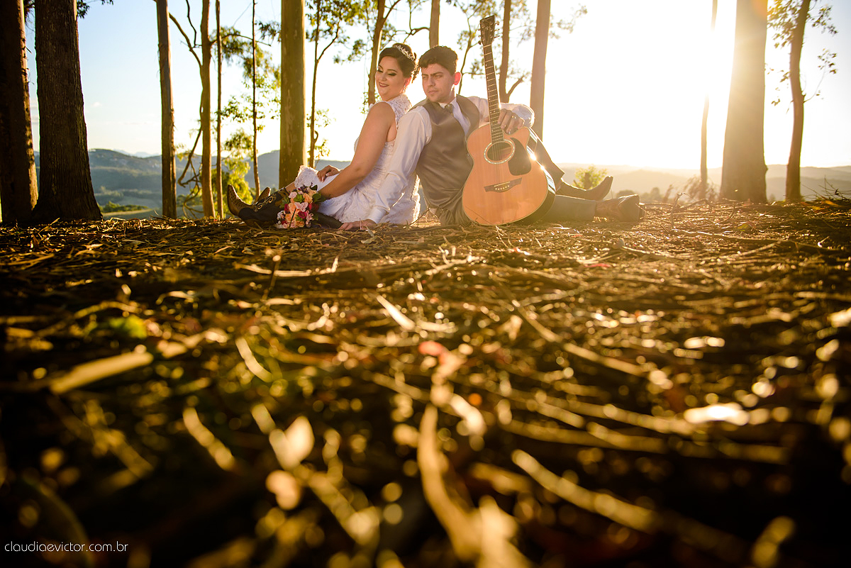 Lindo casamento com noivo e noiva realizado na igreja dos reis magos na serra por fotógrafos de casamento de Vila velha fotógrafos de casamento de vitória fotógrafos de casamento de serra espirito santo ES com fotos externas em pedra azul