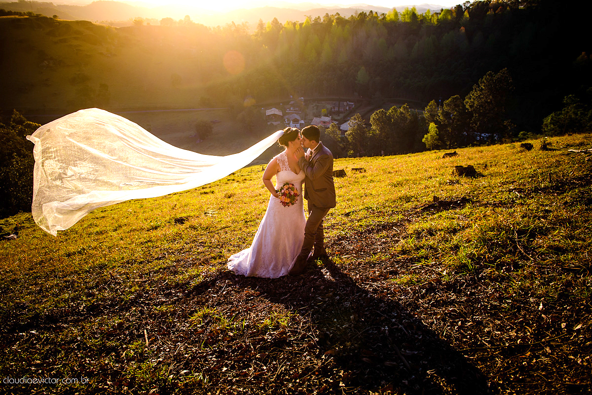 Lindo casamento com noivo e noiva realizado na igreja dos reis magos na serra por fotógrafos de casamento de Vila velha fotógrafos de casamento de vitória fotógrafos de casamento de serra espirito santo ES com fotos externas em pedra azul