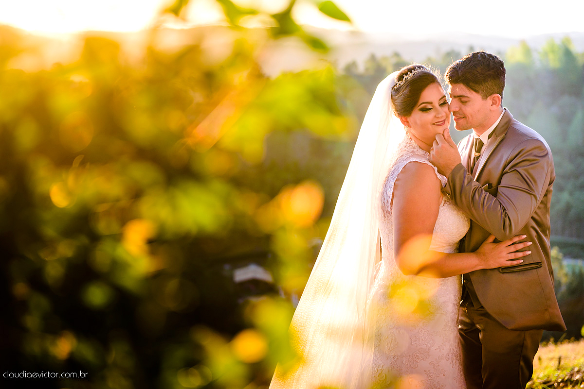 Lindo casamento com noivo e noiva realizado na igreja dos reis magos na serra por fotógrafos de casamento de Vila velha fotógrafos de casamento de vitória fotógrafos de casamento de serra espirito santo ES com fotos externas em pedra azul