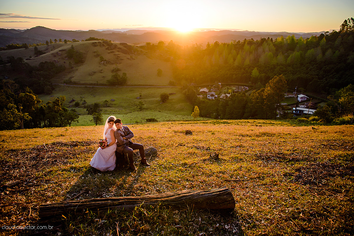Lindo casamento com noivo e noiva realizado na igreja dos reis magos na serra por fotógrafos de casamento de Vila velha fotógrafos de casamento de vitória fotógrafos de casamento de serra espirito santo ES com fotos externas em pedra azul