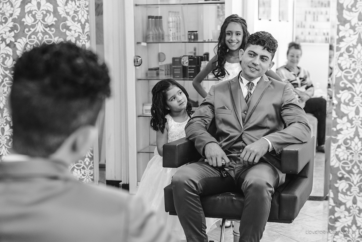 Lindo casamento com noivo e noiva realizado na igreja dos reis magos na serra por fotógrafos de casamento de Vila velha fotógrafos de casamento de vitória fotógrafos de casamento de serra espirito santo ES com fotos externas em pedra azul