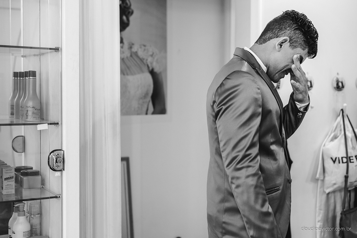 Lindo casamento com noivo e noiva realizado na igreja dos reis magos na serra por fotógrafos de casamento de Vila velha fotógrafos de casamento de vitória fotógrafos de casamento de serra espirito santo ES com fotos externas em pedra azul