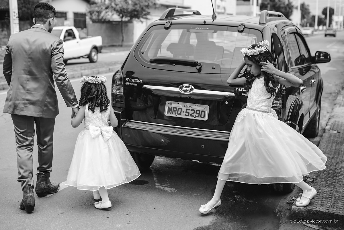 Lindo casamento com noivo e noiva realizado na igreja dos reis magos na serra por fotógrafos de casamento de Vila velha fotógrafos de casamento de vitória fotógrafos de casamento de serra espirito santo ES com fotos externas em pedra azul