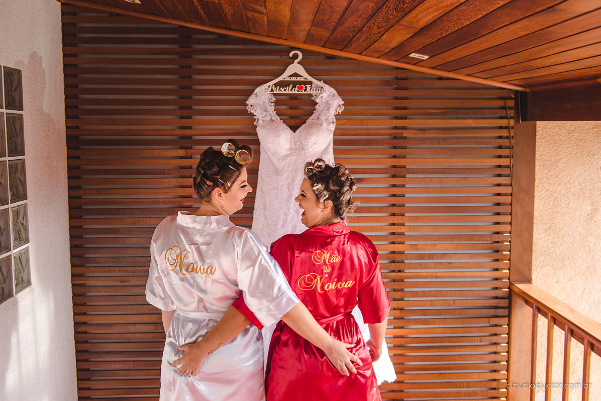 Lindo casamento com noivo e noiva realizado na igreja dos reis magos na serra por fotógrafos de casamento de Vila velha fotógrafos de casamento de vitória fotógrafos de casamento de serra espirito santo ES com fotos externas em pedra azul
