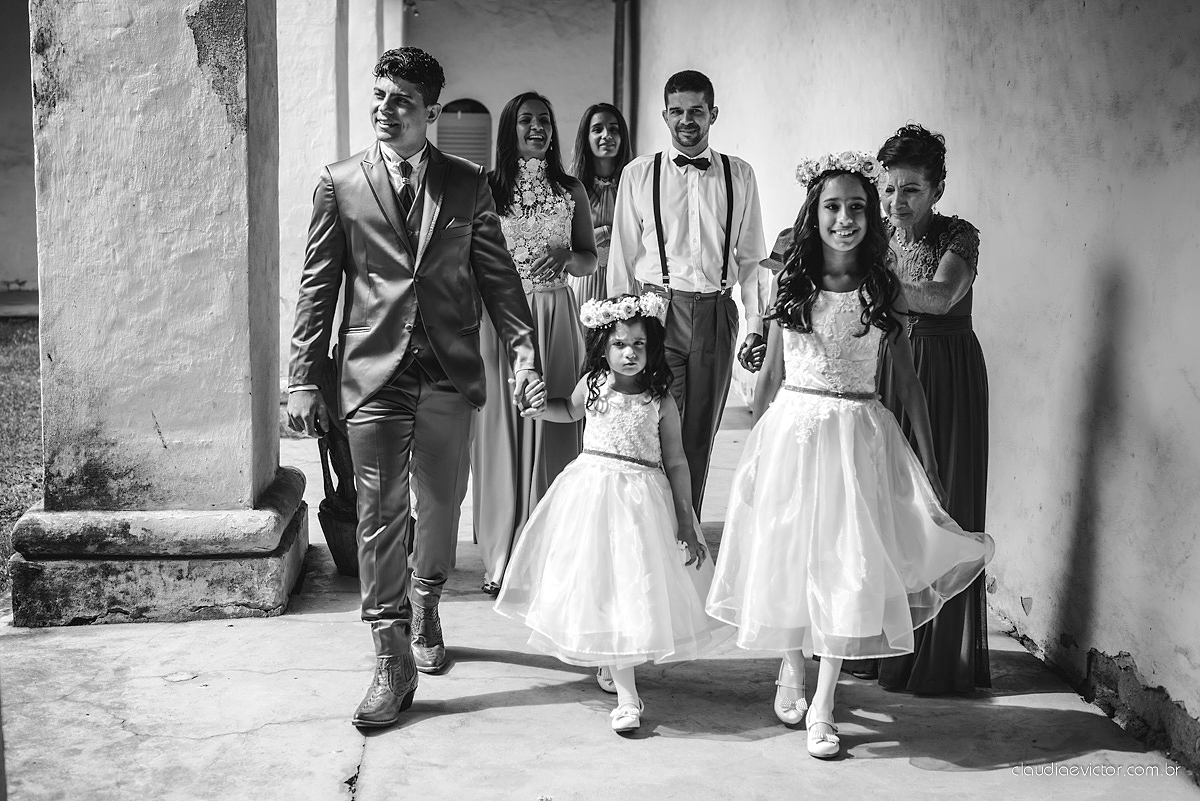 Lindo casamento com noivo e noiva realizado na igreja dos reis magos na serra por fotógrafos de casamento de Vila velha fotógrafos de casamento de vitória fotógrafos de casamento de serra espirito santo ES com fotos externas em pedra azul
