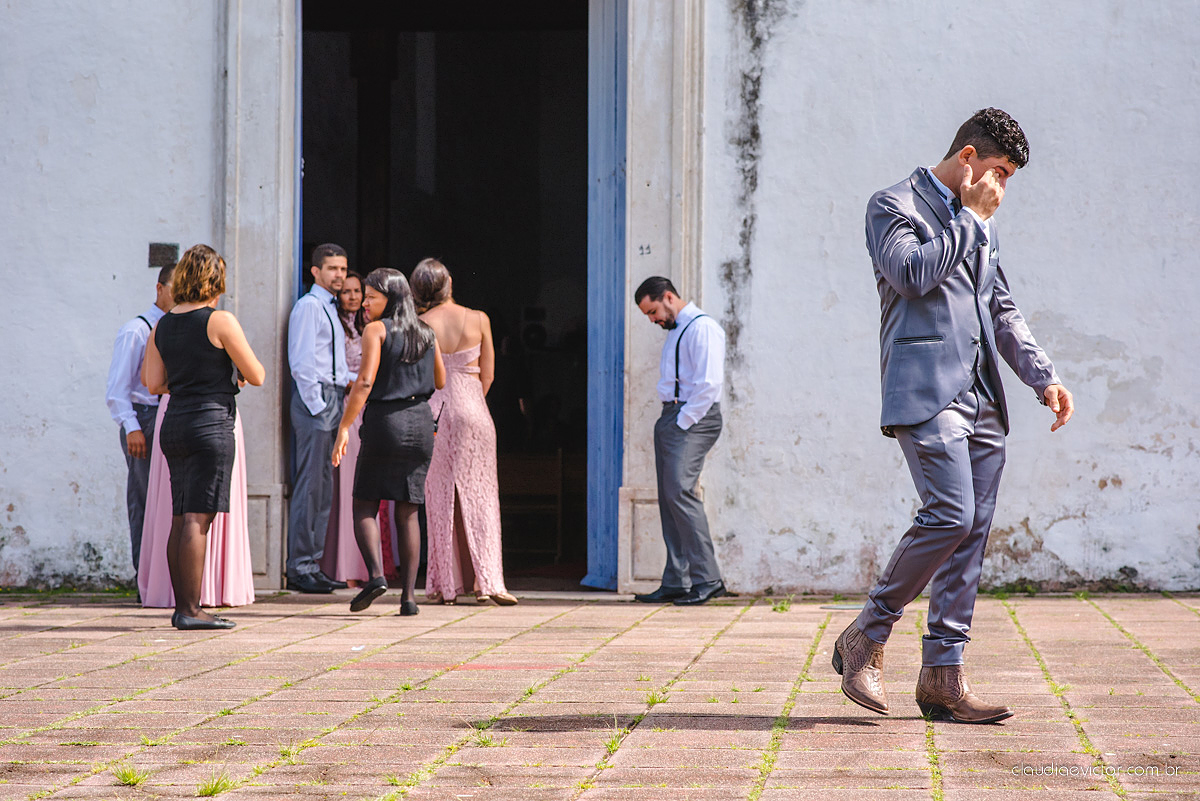 Lindo casamento com noivo e noiva realizado na igreja dos reis magos na serra por fotógrafos de casamento de Vila velha fotógrafos de casamento de vitória fotógrafos de casamento de serra espirito santo ES com fotos externas em pedra azul