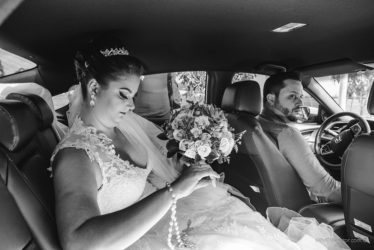 Lindo casamento com noivo e noiva realizado na igreja dos reis magos na serra por fotógrafos de casamento de Vila velha fotógrafos de casamento de vitória fotógrafos de casamento de serra espirito santo ES com fotos externas em pedra azul