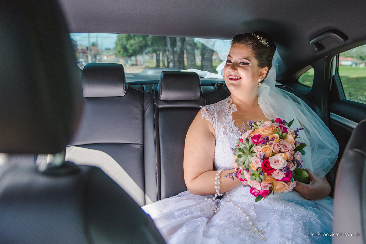Lindo casamento com noivo e noiva realizado na igreja dos reis magos na serra por fotógrafos de casamento de Vila velha fotógrafos de casamento de vitória fotógrafos de casamento de serra espirito santo ES com fotos externas em pedra azul