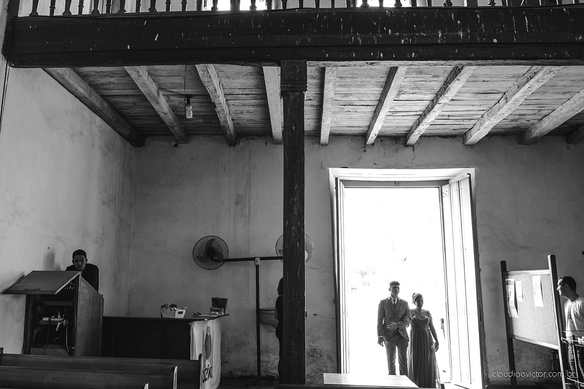Lindo casamento com noivo e noiva realizado na igreja dos reis magos na serra por fotógrafos de casamento de Vila velha fotógrafos de casamento de vitória fotógrafos de casamento de serra espirito santo ES com fotos externas em pedra azul