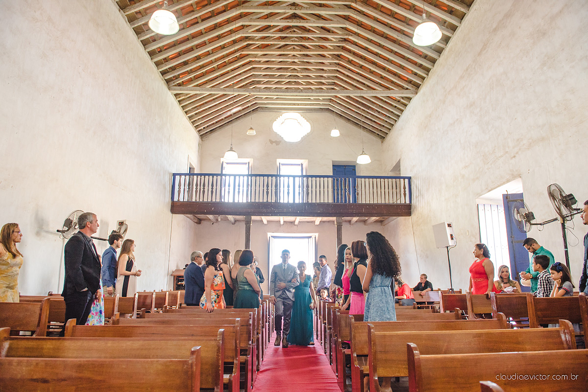 Lindo casamento com noivo e noiva realizado na igreja dos reis magos na serra por fotógrafos de casamento de Vila velha fotógrafos de casamento de vitória fotógrafos de casamento de serra espirito santo ES com fotos externas em pedra azul