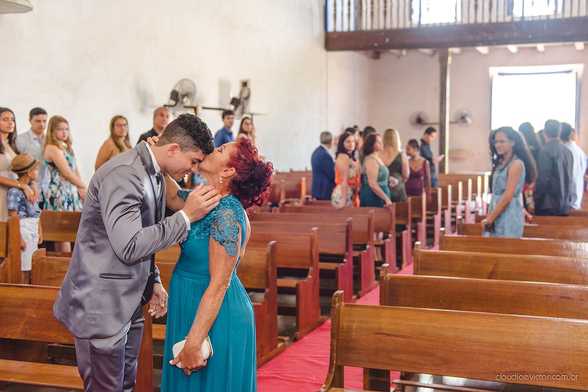 Lindo casamento com noivo e noiva realizado na igreja dos reis magos na serra por fotógrafos de casamento de Vila velha fotógrafos de casamento de vitória fotógrafos de casamento de serra espirito santo ES com fotos externas em pedra azul