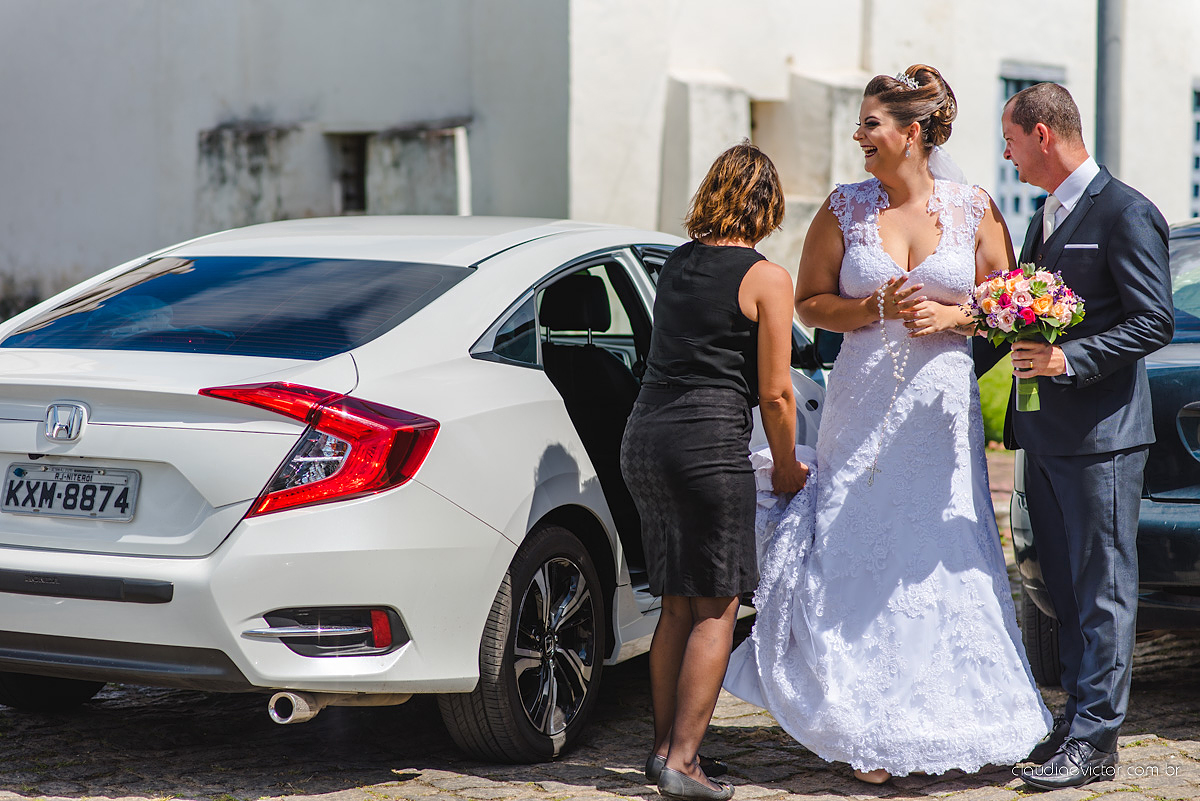 Lindo casamento com noivo e noiva realizado na igreja dos reis magos na serra por fotógrafos de casamento de Vila velha fotógrafos de casamento de vitória fotógrafos de casamento de serra espirito santo ES com fotos externas em pedra azul