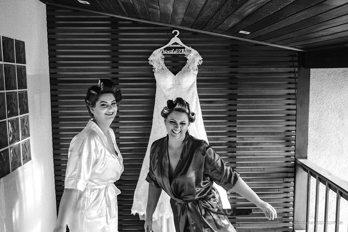 Lindo casamento com noivo e noiva realizado na igreja dos reis magos na serra por fotógrafos de casamento de Vila velha fotógrafos de casamento de vitória fotógrafos de casamento de serra espirito santo ES com fotos externas em pedra azul