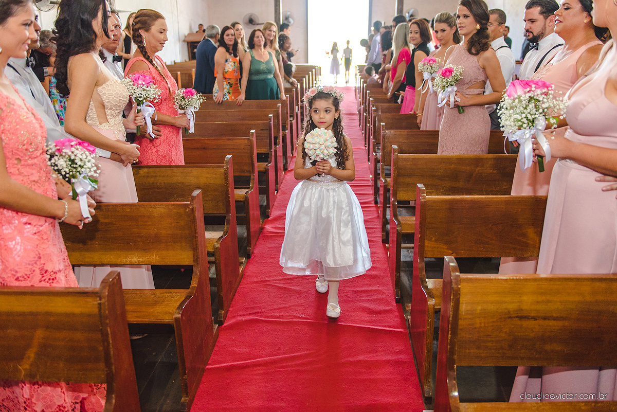 Lindo casamento com noivo e noiva realizado na igreja dos reis magos na serra por fotógrafos de casamento de Vila velha fotógrafos de casamento de vitória fotógrafos de casamento de serra espirito santo ES com fotos externas em pedra azul