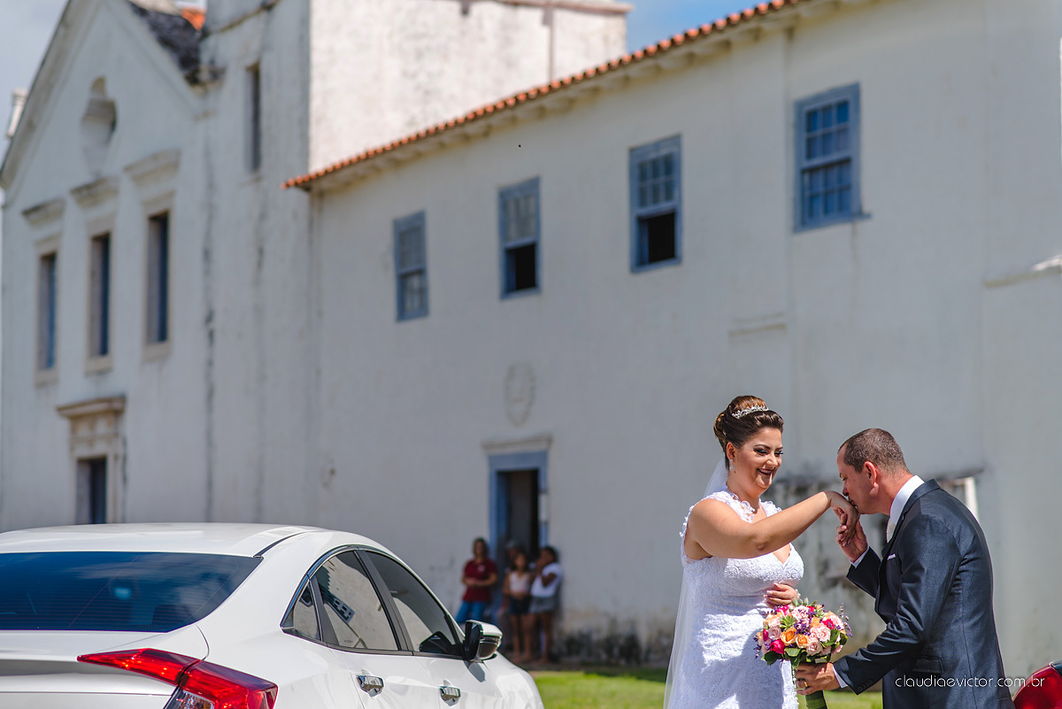 Lindo casamento com noivo e noiva realizado na igreja dos reis magos na serra por fotógrafos de casamento de Vila velha fotógrafos de casamento de vitória fotógrafos de casamento de serra espirito santo ES com fotos externas em pedra azul