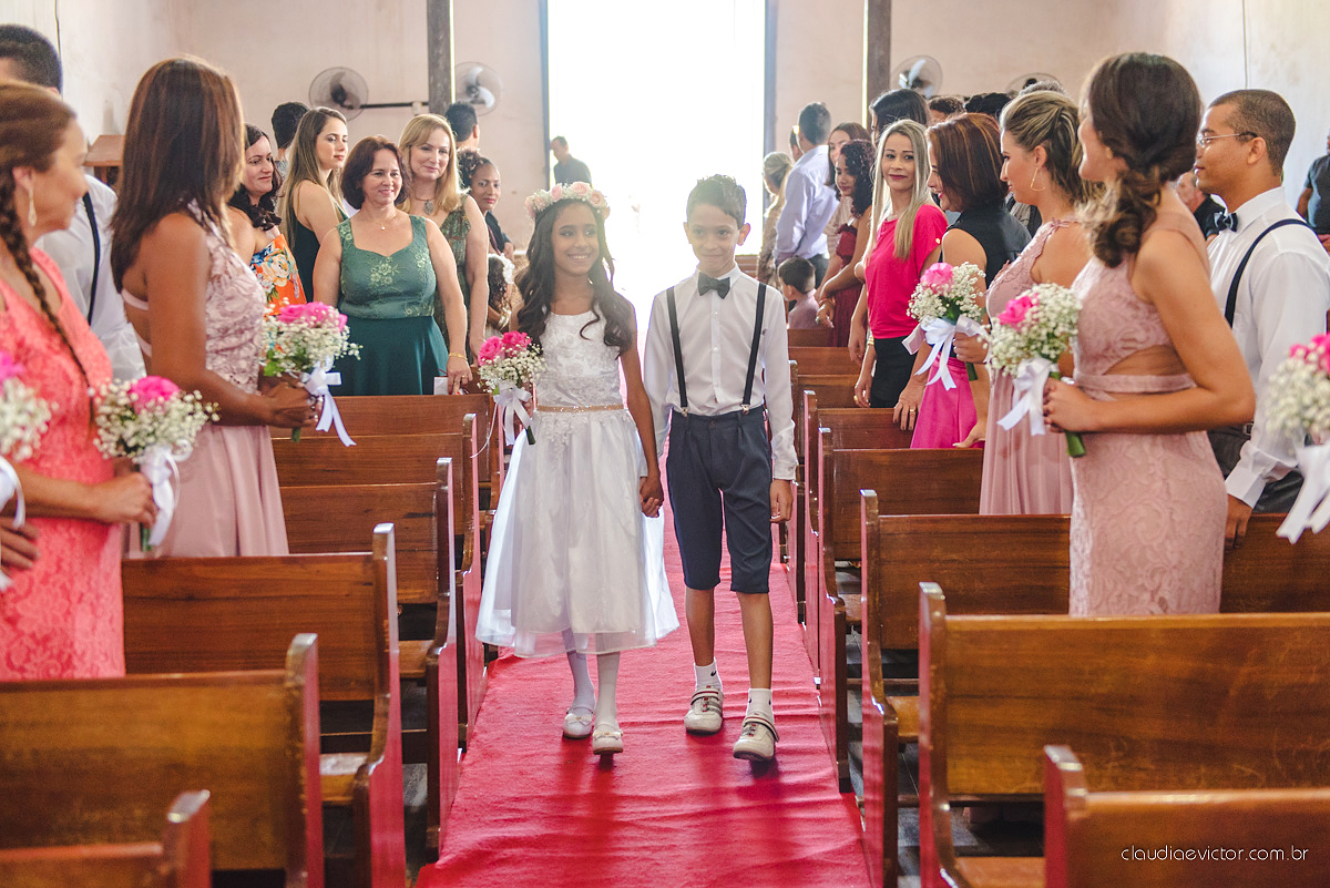 Lindo casamento com noivo e noiva realizado na igreja dos reis magos na serra por fotógrafos de casamento de Vila velha fotógrafos de casamento de vitória fotógrafos de casamento de serra espirito santo ES com fotos externas em pedra azul