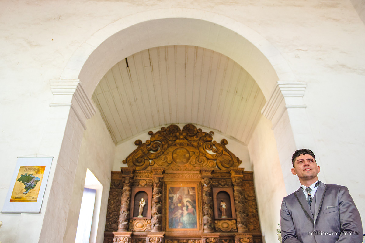 Lindo casamento com noivo e noiva realizado na igreja dos reis magos na serra por fotógrafos de casamento de Vila velha fotógrafos de casamento de vitória fotógrafos de casamento de serra espirito santo ES com fotos externas em pedra azul
