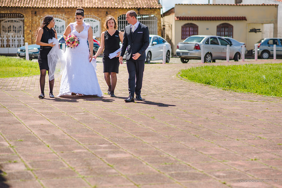 Lindo casamento com noivo e noiva realizado na igreja dos reis magos na serra por fotógrafos de casamento de Vila velha fotógrafos de casamento de vitória fotógrafos de casamento de serra espirito santo ES com fotos externas em pedra azul