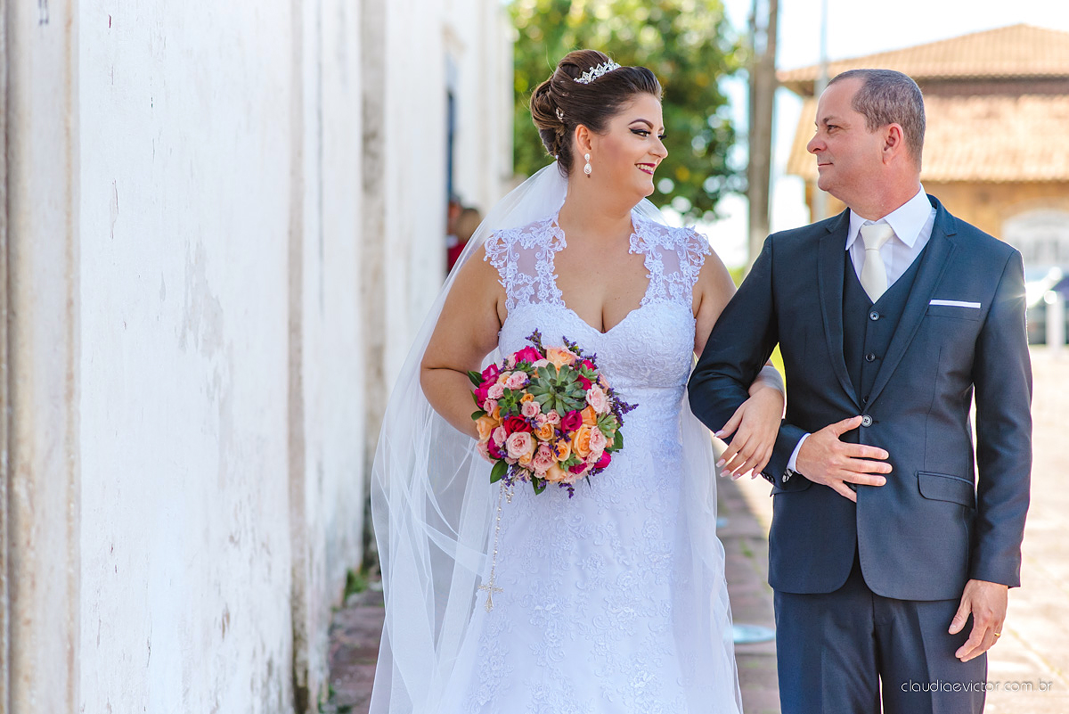 Lindo casamento com noivo e noiva realizado na igreja dos reis magos na serra por fotógrafos de casamento de Vila velha fotógrafos de casamento de vitória fotógrafos de casamento de serra espirito santo ES com fotos externas em pedra azul