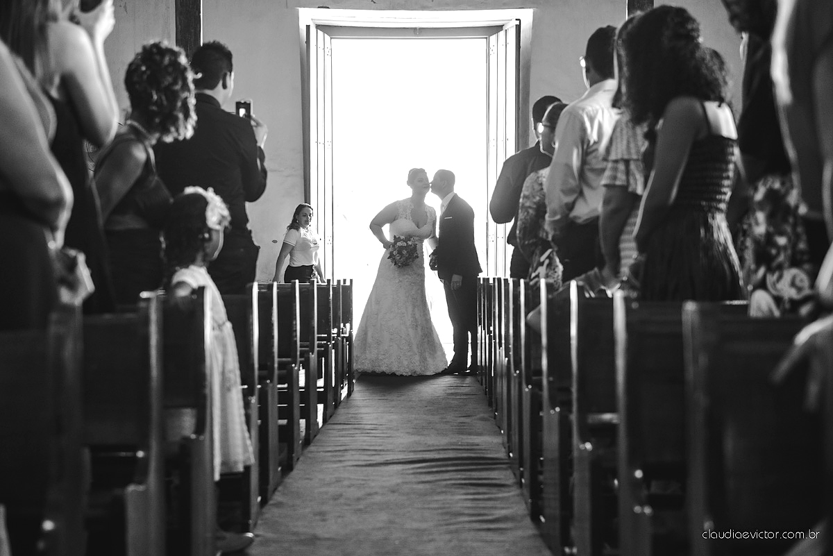 Lindo casamento com noivo e noiva realizado na igreja dos reis magos na serra por fotógrafos de casamento de Vila velha fotógrafos de casamento de vitória fotógrafos de casamento de serra espirito santo ES com fotos externas em pedra azul