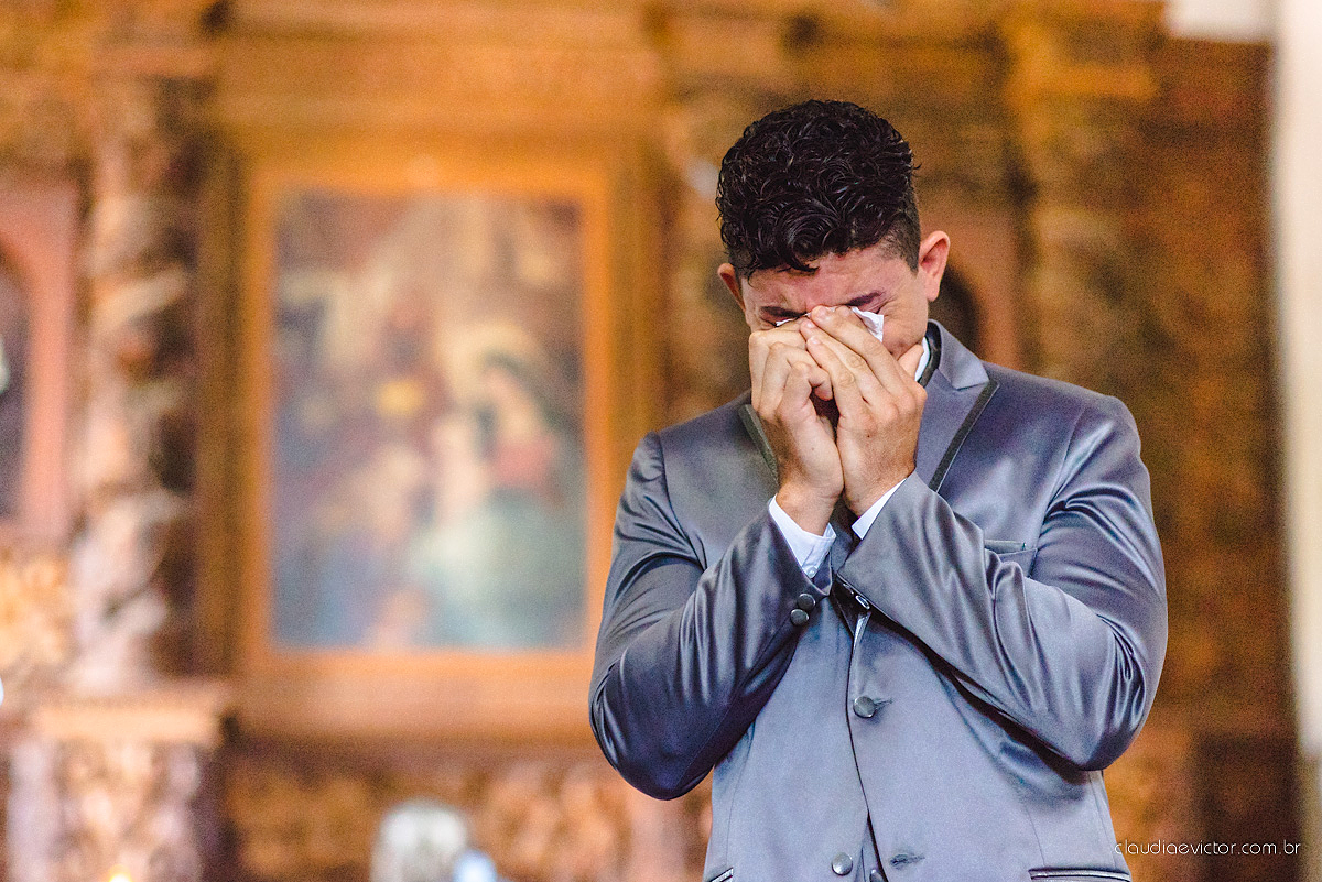 Lindo casamento com noivo e noiva realizado na igreja dos reis magos na serra por fotógrafos de casamento de Vila velha fotógrafos de casamento de vitória fotógrafos de casamento de serra espirito santo ES com fotos externas em pedra azul