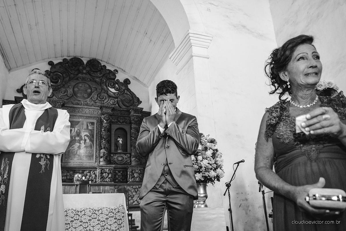 Lindo casamento com noivo e noiva realizado na igreja dos reis magos na serra por fotógrafos de casamento de Vila velha fotógrafos de casamento de vitória fotógrafos de casamento de serra espirito santo ES com fotos externas em pedra azul