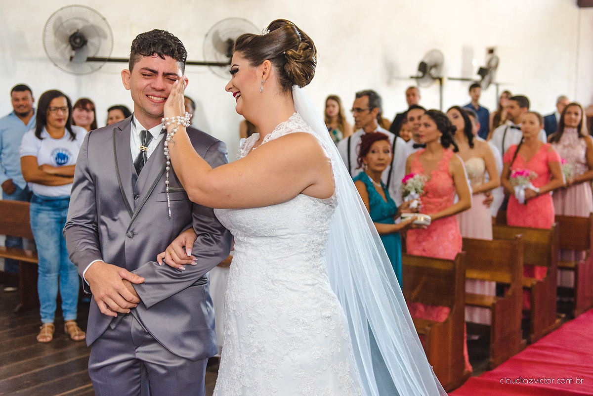 Lindo casamento com noivo e noiva realizado na igreja dos reis magos na serra por fotógrafos de casamento de Vila velha fotógrafos de casamento de vitória fotógrafos de casamento de serra espirito santo ES com fotos externas em pedra azul