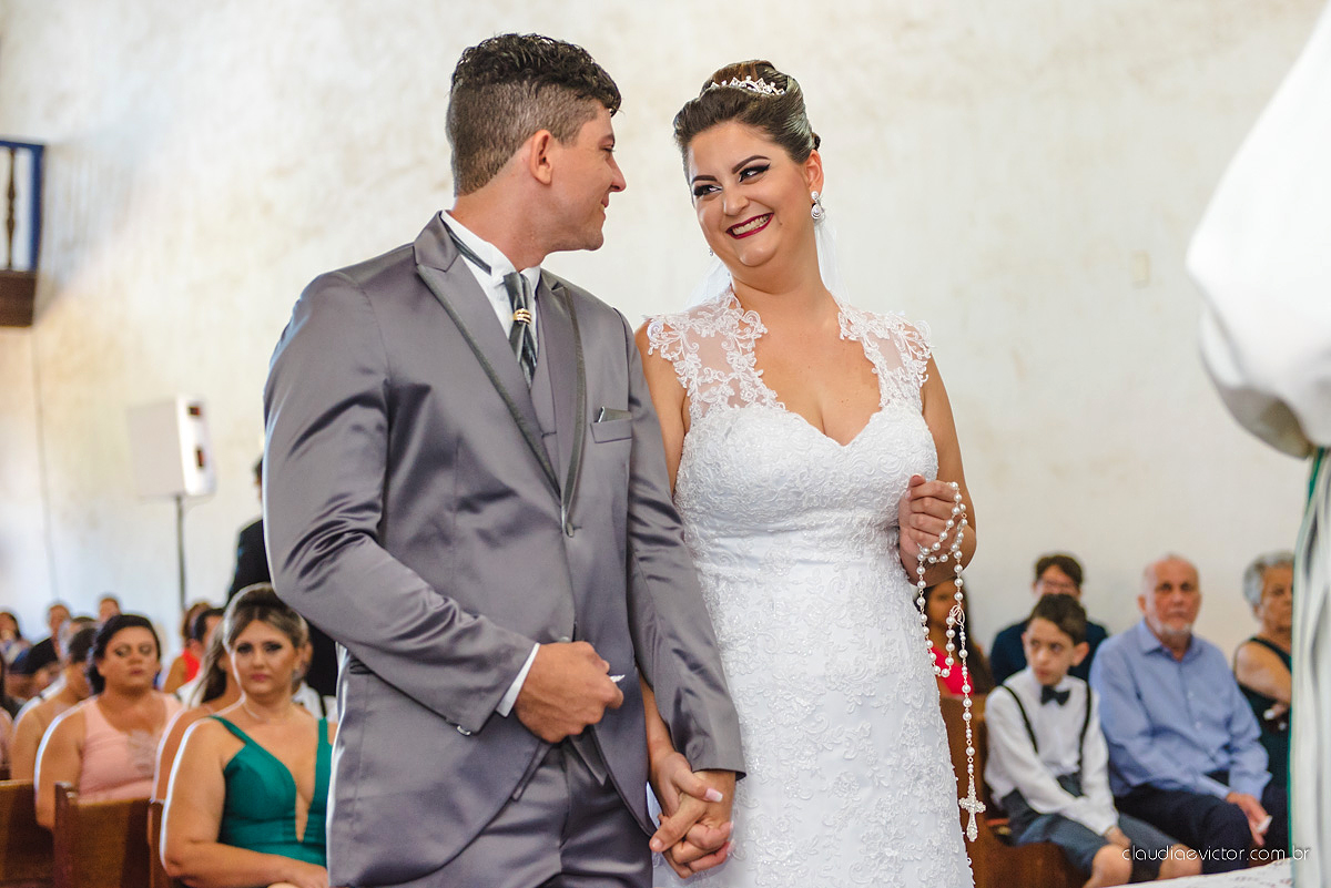 Lindo casamento com noivo e noiva realizado na igreja dos reis magos na serra por fotógrafos de casamento de Vila velha fotógrafos de casamento de vitória fotógrafos de casamento de serra espirito santo ES com fotos externas em pedra azul