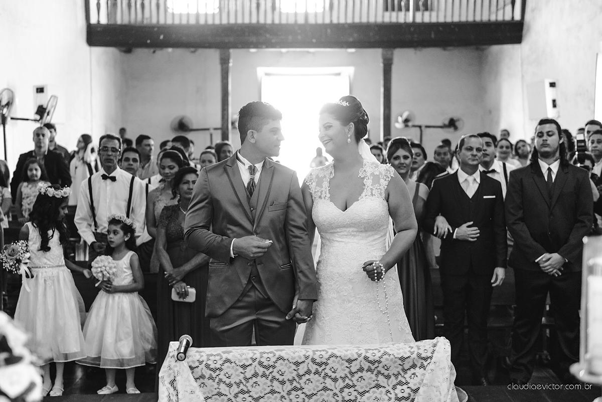 Lindo casamento com noivo e noiva realizado na igreja dos reis magos na serra por fotógrafos de casamento de Vila velha fotógrafos de casamento de vitória fotógrafos de casamento de serra espirito santo ES com fotos externas em pedra azul