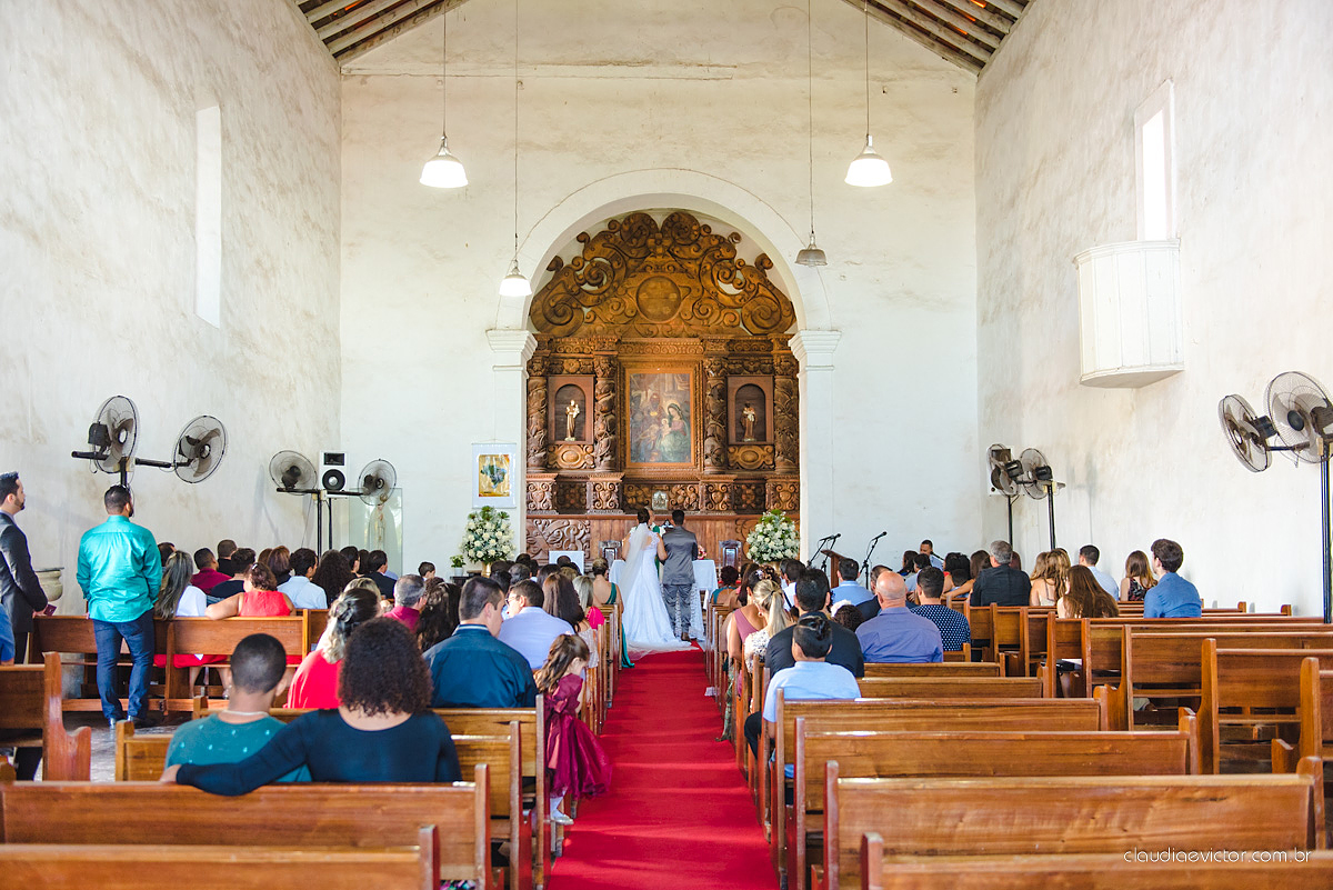 Lindo casamento com noivo e noiva realizado na igreja dos reis magos na serra por fotógrafos de casamento de Vila velha fotógrafos de casamento de vitória fotógrafos de casamento de serra espirito santo ES com fotos externas em pedra azul