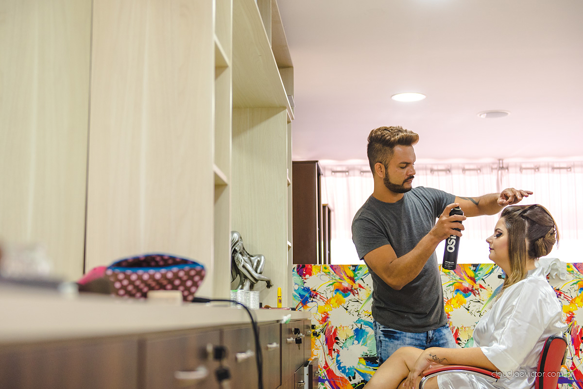 Lindo casamento com noivo e noiva realizado na igreja dos reis magos na serra por fotógrafos de casamento de Vila velha fotógrafos de casamento de vitória fotógrafos de casamento de serra espirito santo ES com fotos externas em pedra azul