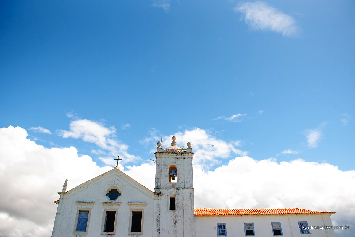 Lindo casamento com noivo e noiva realizado na igreja dos reis magos na serra por fotógrafos de casamento de Vila velha fotógrafos de casamento de vitória fotógrafos de casamento de serra espirito santo ES com fotos externas em pedra azul