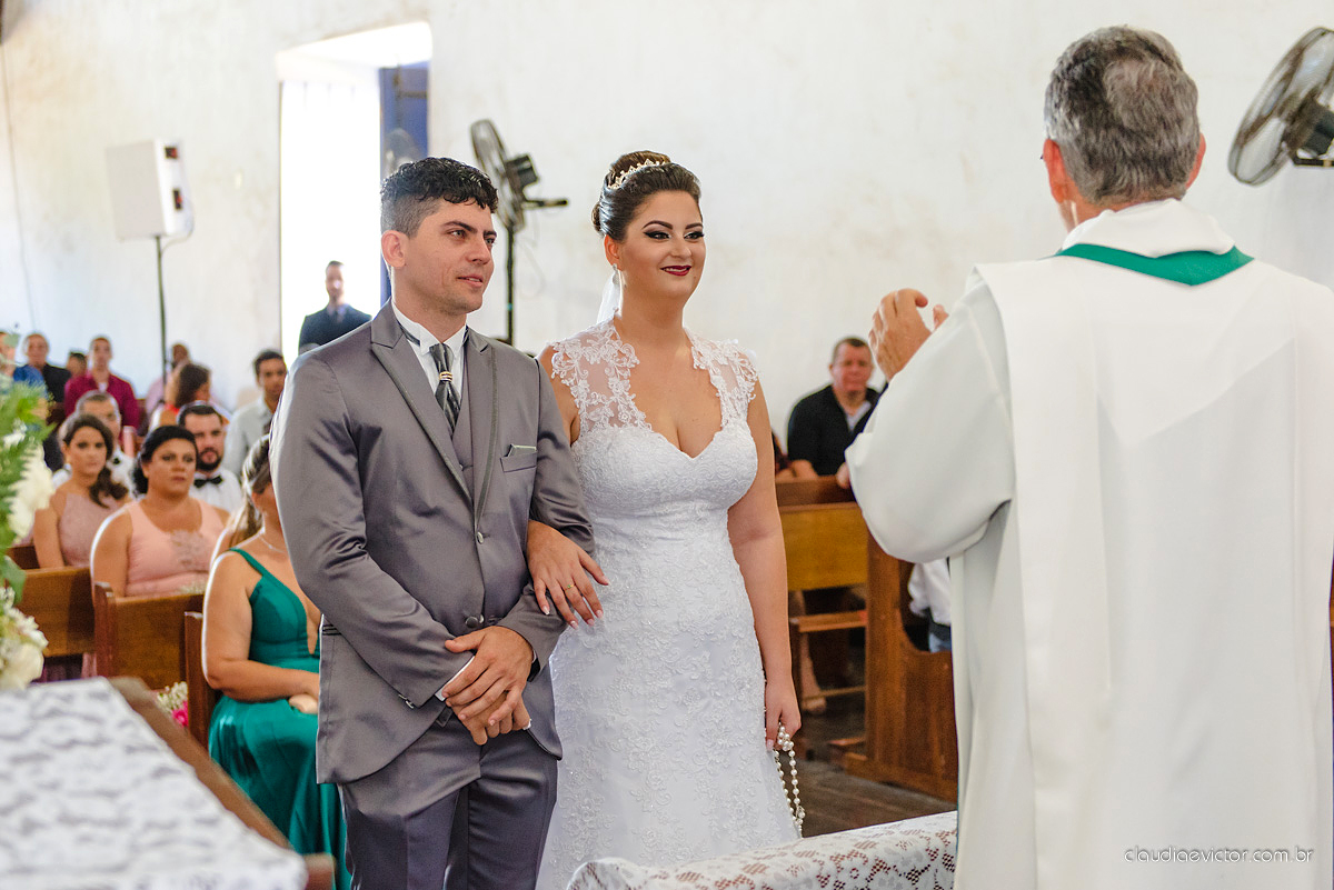 Lindo casamento com noivo e noiva realizado na igreja dos reis magos na serra por fotógrafos de casamento de Vila velha fotógrafos de casamento de vitória fotógrafos de casamento de serra espirito santo ES com fotos externas em pedra azul