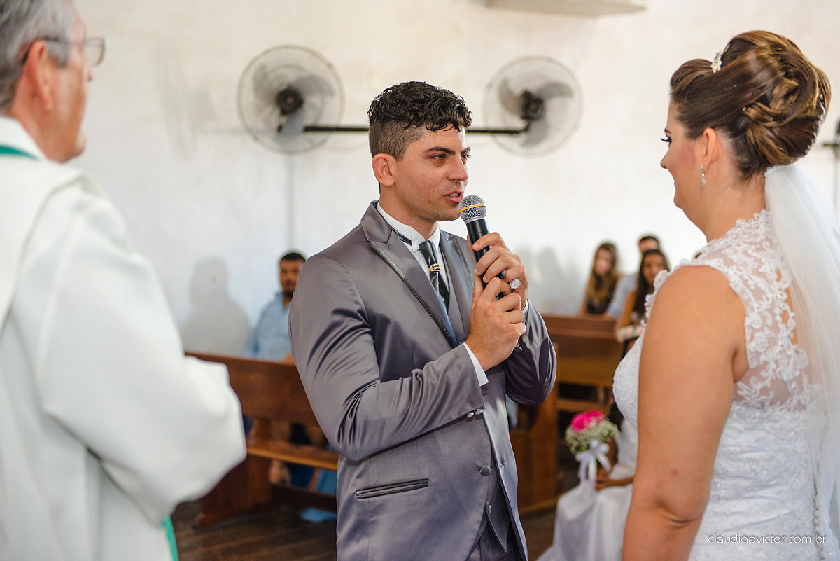 Lindo casamento com noivo e noiva realizado na igreja dos reis magos na serra por fotógrafos de casamento de Vila velha fotógrafos de casamento de vitória fotógrafos de casamento de serra espirito santo ES com fotos externas em pedra azul
