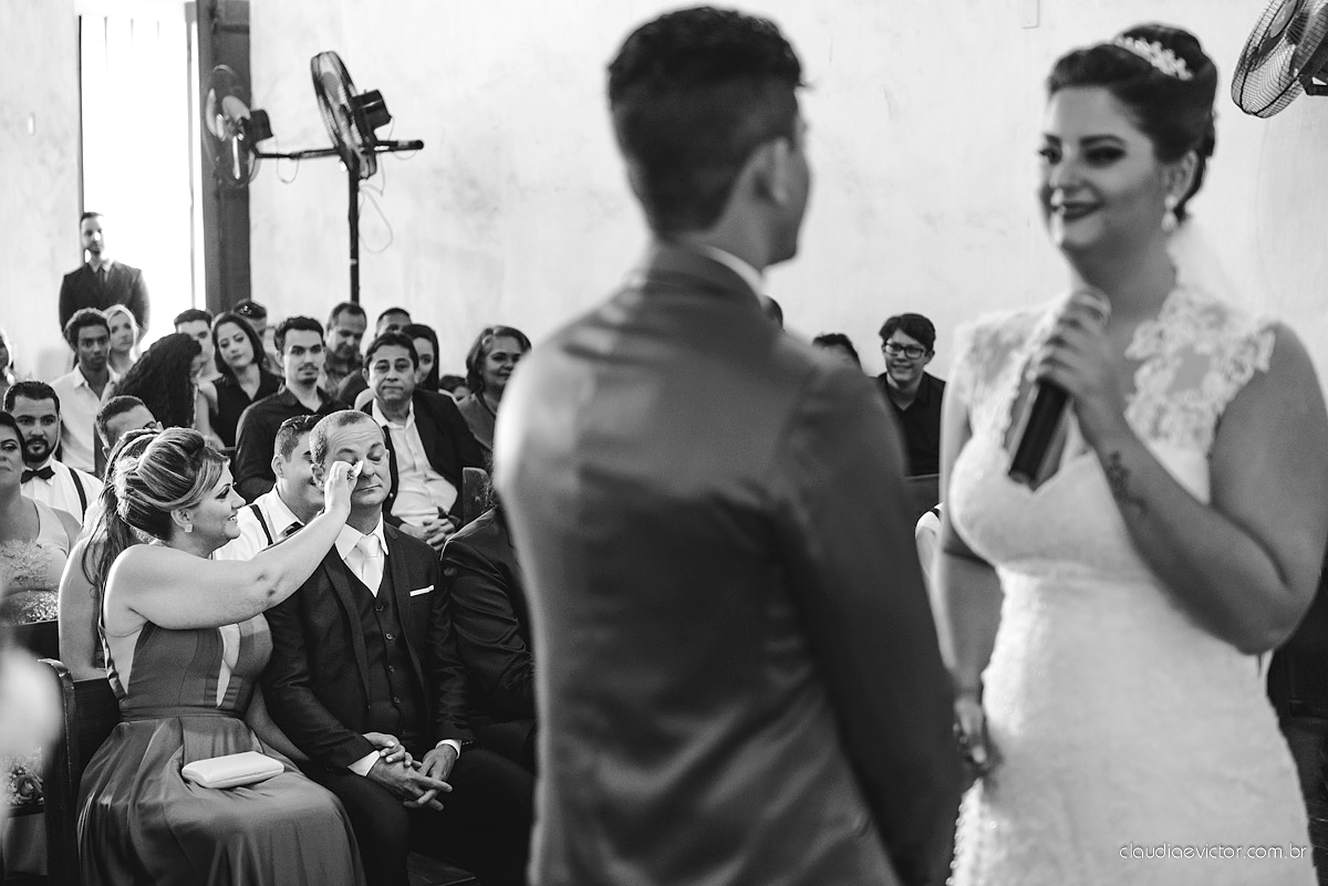 Lindo casamento com noivo e noiva realizado na igreja dos reis magos na serra por fotógrafos de casamento de Vila velha fotógrafos de casamento de vitória fotógrafos de casamento de serra espirito santo ES com fotos externas em pedra azul