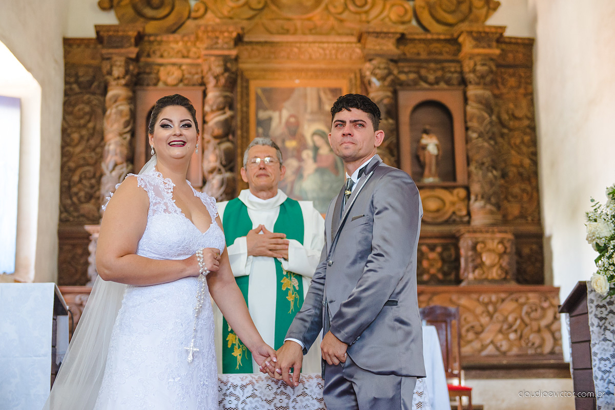 Lindo casamento com noivo e noiva realizado na igreja dos reis magos na serra por fotógrafos de casamento de Vila velha fotógrafos de casamento de vitória fotógrafos de casamento de serra espirito santo ES com fotos externas em pedra azul