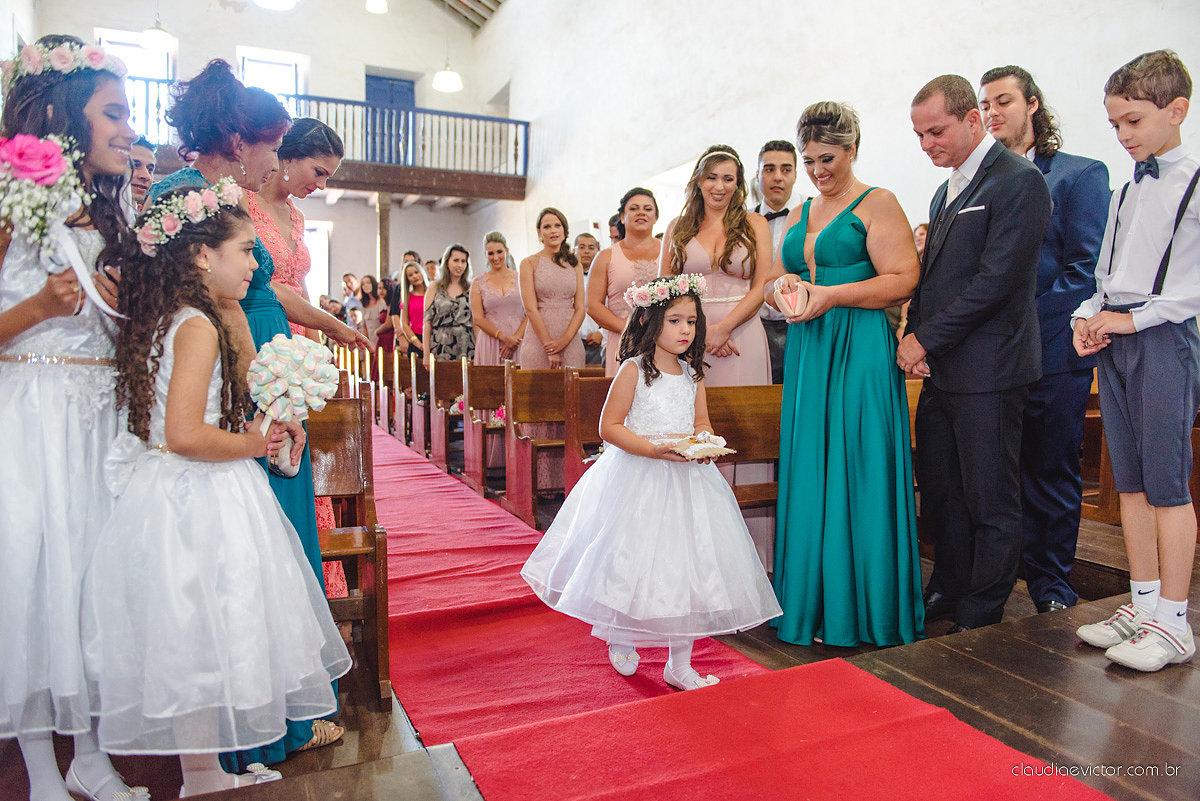 Lindo casamento com noivo e noiva realizado na igreja dos reis magos na serra por fotógrafos de casamento de Vila velha fotógrafos de casamento de vitória fotógrafos de casamento de serra espirito santo ES com fotos externas em pedra azul