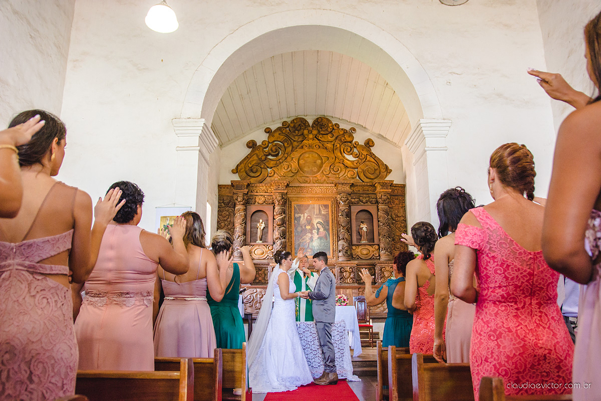 Lindo casamento com noivo e noiva realizado na igreja dos reis magos na serra por fotógrafos de casamento de Vila velha fotógrafos de casamento de vitória fotógrafos de casamento de serra espirito santo ES com fotos externas em pedra azul
