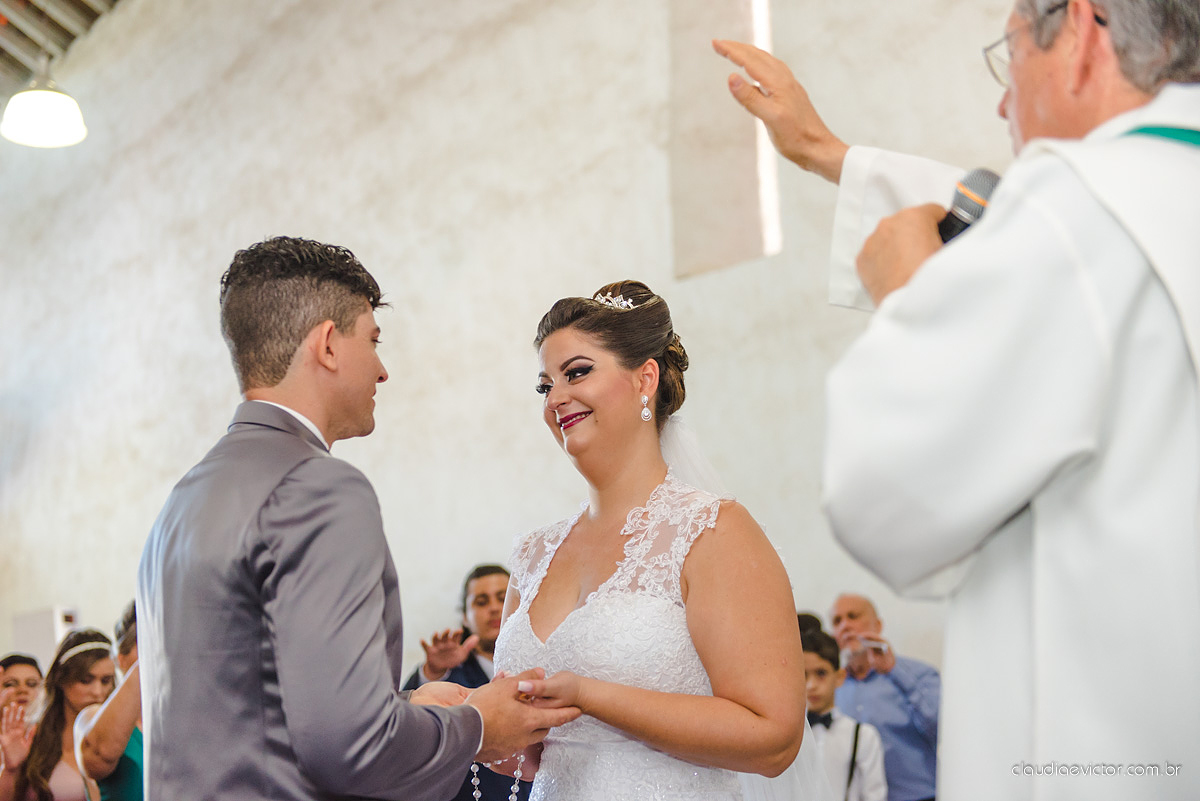 Lindo casamento com noivo e noiva realizado na igreja dos reis magos na serra por fotógrafos de casamento de Vila velha fotógrafos de casamento de vitória fotógrafos de casamento de serra espirito santo ES com fotos externas em pedra azul