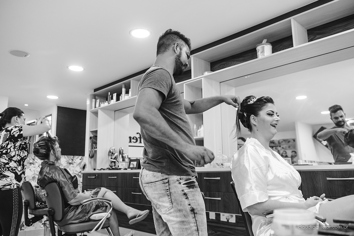 Lindo casamento com noivo e noiva realizado na igreja dos reis magos na serra por fotógrafos de casamento de Vila velha fotógrafos de casamento de vitória fotógrafos de casamento de serra espirito santo ES com fotos externas em pedra azul