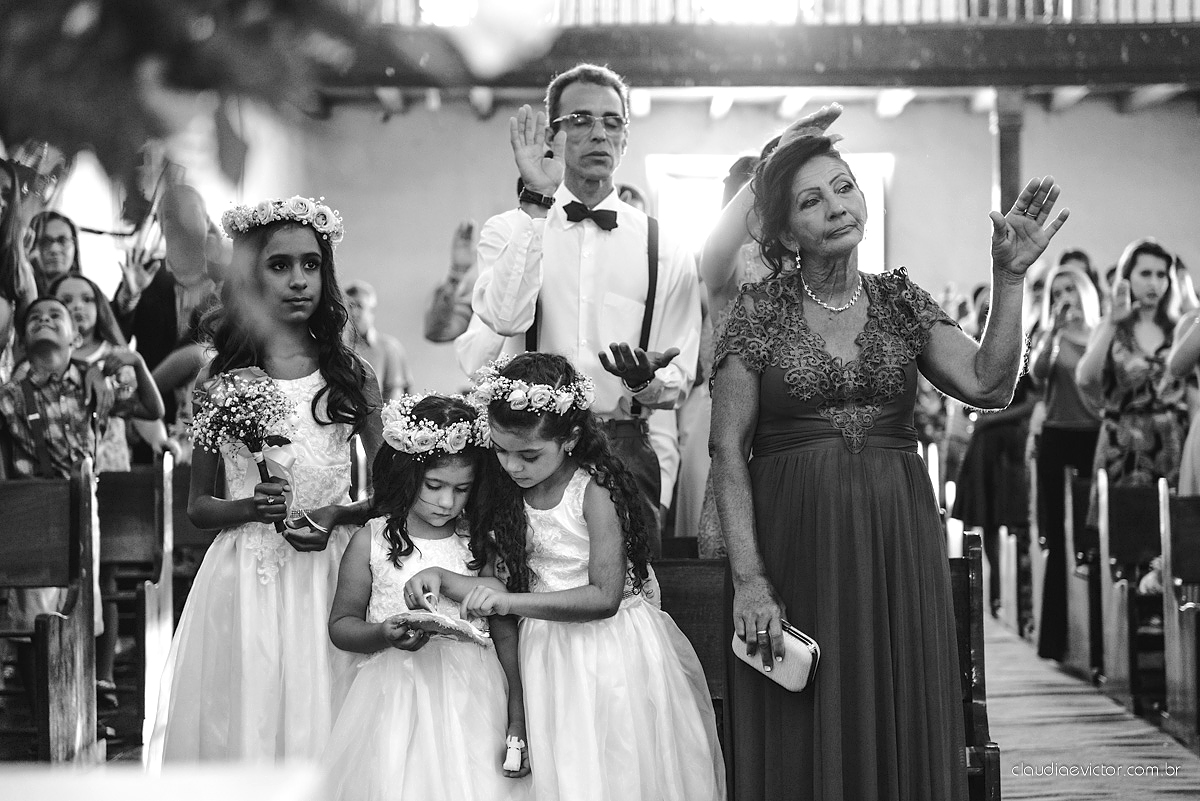 Lindo casamento com noivo e noiva realizado na igreja dos reis magos na serra por fotógrafos de casamento de Vila velha fotógrafos de casamento de vitória fotógrafos de casamento de serra espirito santo ES com fotos externas em pedra azul