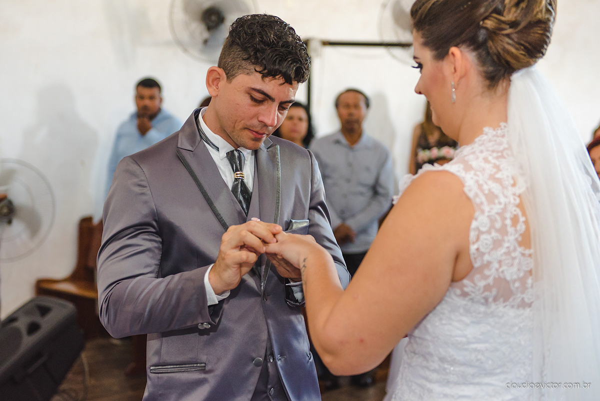 Lindo casamento com noivo e noiva realizado na igreja dos reis magos na serra por fotógrafos de casamento de Vila velha fotógrafos de casamento de vitória fotógrafos de casamento de serra espirito santo ES com fotos externas em pedra azul