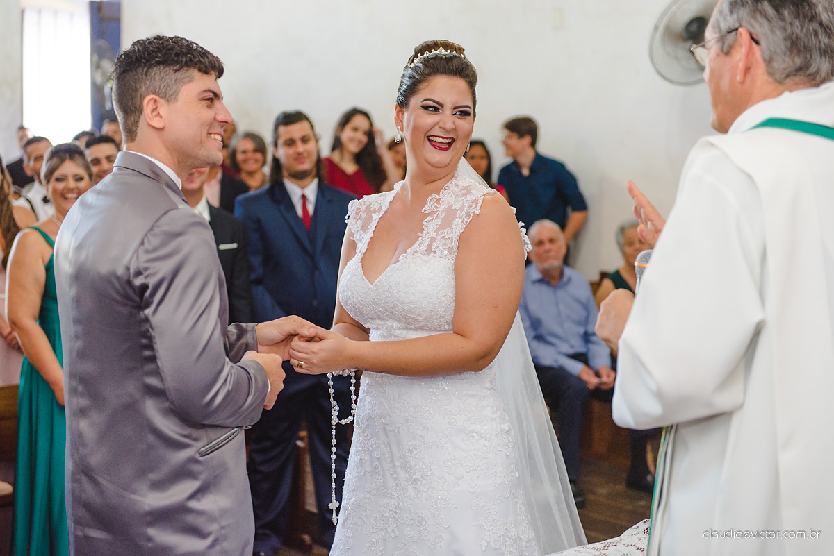 Lindo casamento com noivo e noiva realizado na igreja dos reis magos na serra por fotógrafos de casamento de Vila velha fotógrafos de casamento de vitória fotógrafos de casamento de serra espirito santo ES com fotos externas em pedra azul