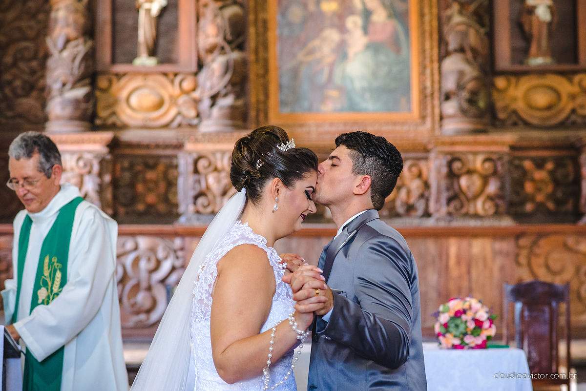 Lindo casamento com noivo e noiva realizado na igreja dos reis magos na serra por fotógrafos de casamento de Vila velha fotógrafos de casamento de vitória fotógrafos de casamento de serra espirito santo ES com fotos externas em pedra azul