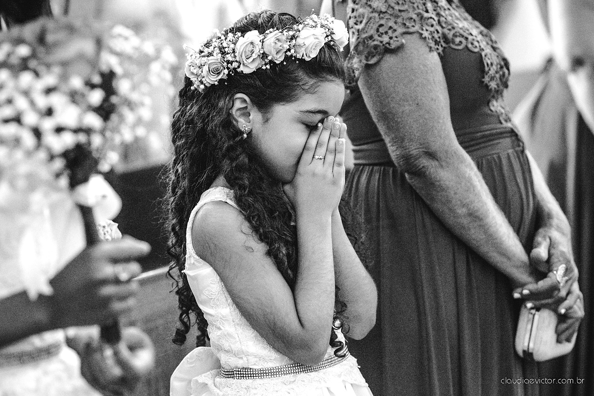 Lindo casamento com noivo e noiva realizado na igreja dos reis magos na serra por fotógrafos de casamento de Vila velha fotógrafos de casamento de vitória fotógrafos de casamento de serra espirito santo ES com fotos externas em pedra azul