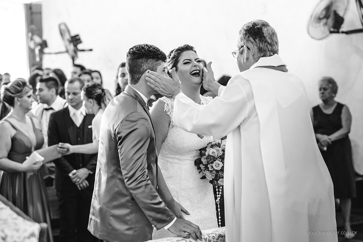 Lindo casamento com noivo e noiva realizado na igreja dos reis magos na serra por fotógrafos de casamento de Vila velha fotógrafos de casamento de vitória fotógrafos de casamento de serra espirito santo ES com fotos externas em pedra azul