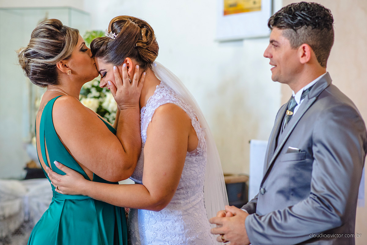 Lindo casamento com noivo e noiva realizado na igreja dos reis magos na serra por fotógrafos de casamento de Vila velha fotógrafos de casamento de vitória fotógrafos de casamento de serra espirito santo ES com fotos externas em pedra azul