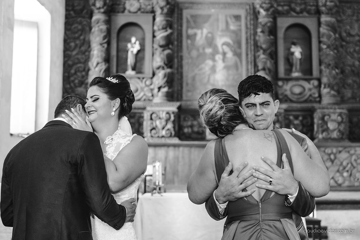 Lindo casamento com noivo e noiva realizado na igreja dos reis magos na serra por fotógrafos de casamento de Vila velha fotógrafos de casamento de vitória fotógrafos de casamento de serra espirito santo ES com fotos externas em pedra azul