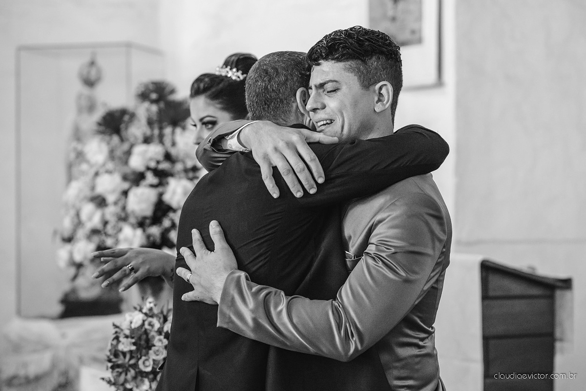 Lindo casamento com noivo e noiva realizado na igreja dos reis magos na serra por fotógrafos de casamento de Vila velha fotógrafos de casamento de vitória fotógrafos de casamento de serra espirito santo ES com fotos externas em pedra azul