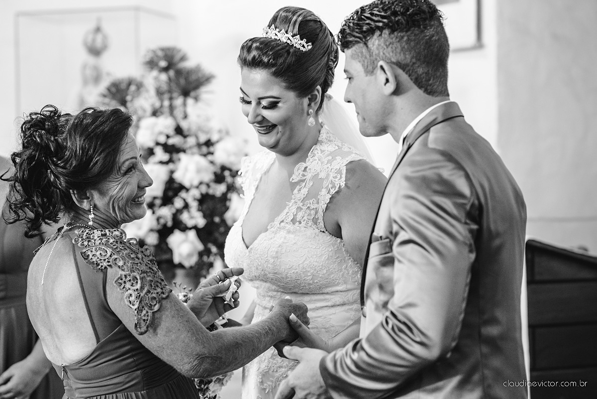 Lindo casamento com noivo e noiva realizado na igreja dos reis magos na serra por fotógrafos de casamento de Vila velha fotógrafos de casamento de vitória fotógrafos de casamento de serra espirito santo ES com fotos externas em pedra azul